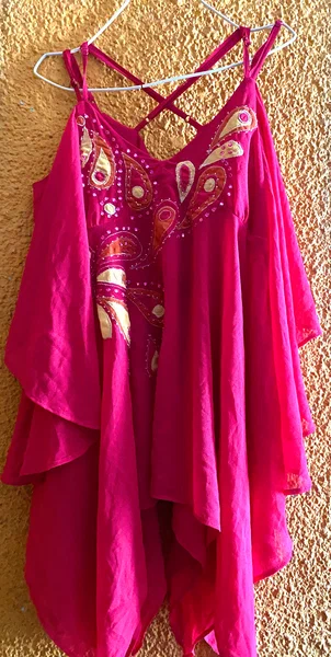 Robe rose élégante avec broderie