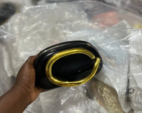 Pochette élégante avec poignée dorée