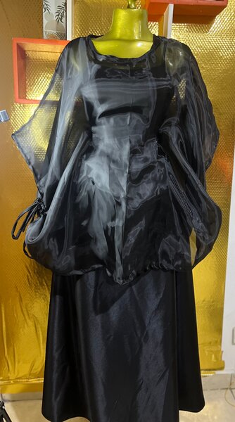 Robe élégante noire transparente