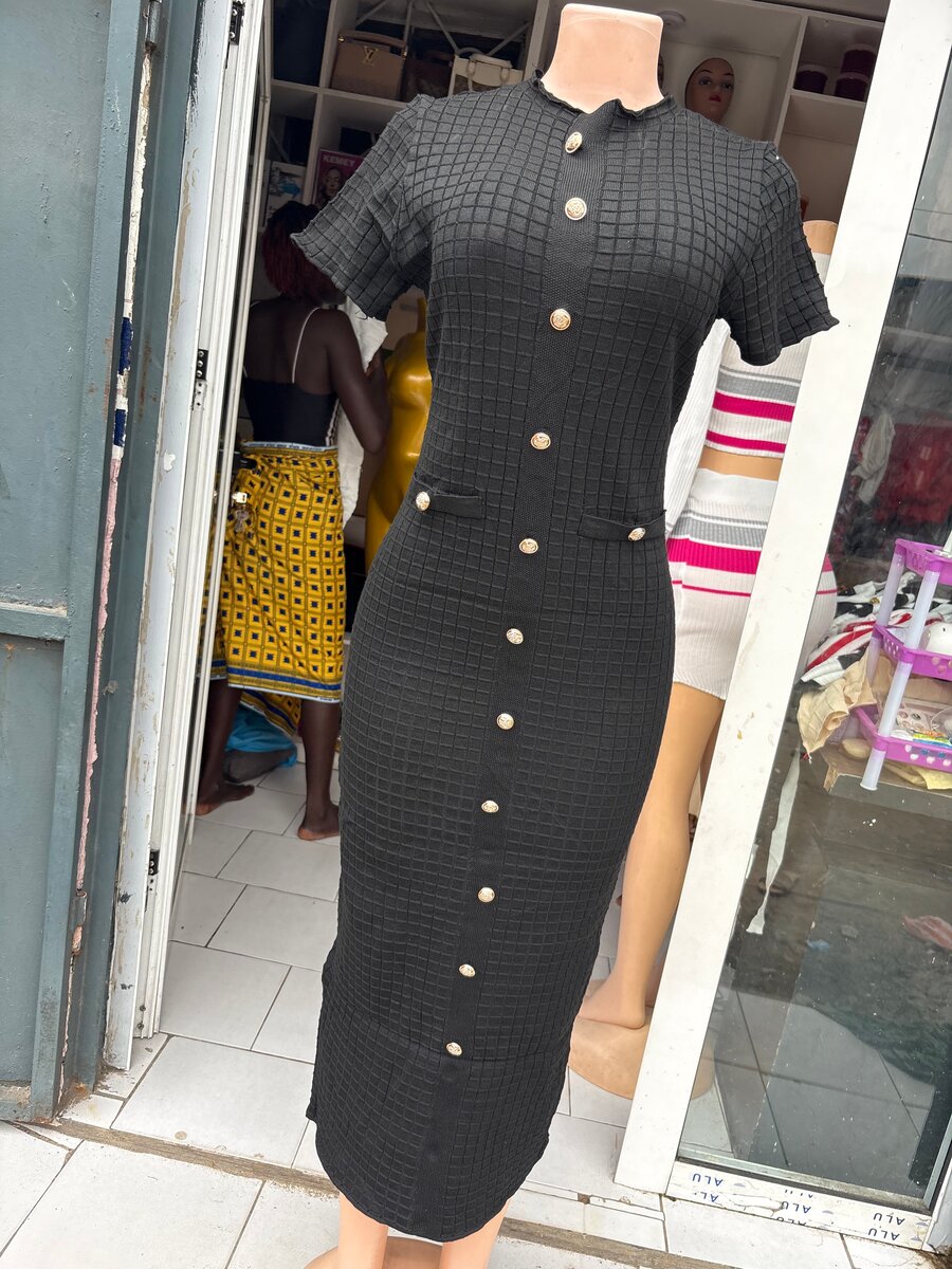 Robe élégante bouton noir