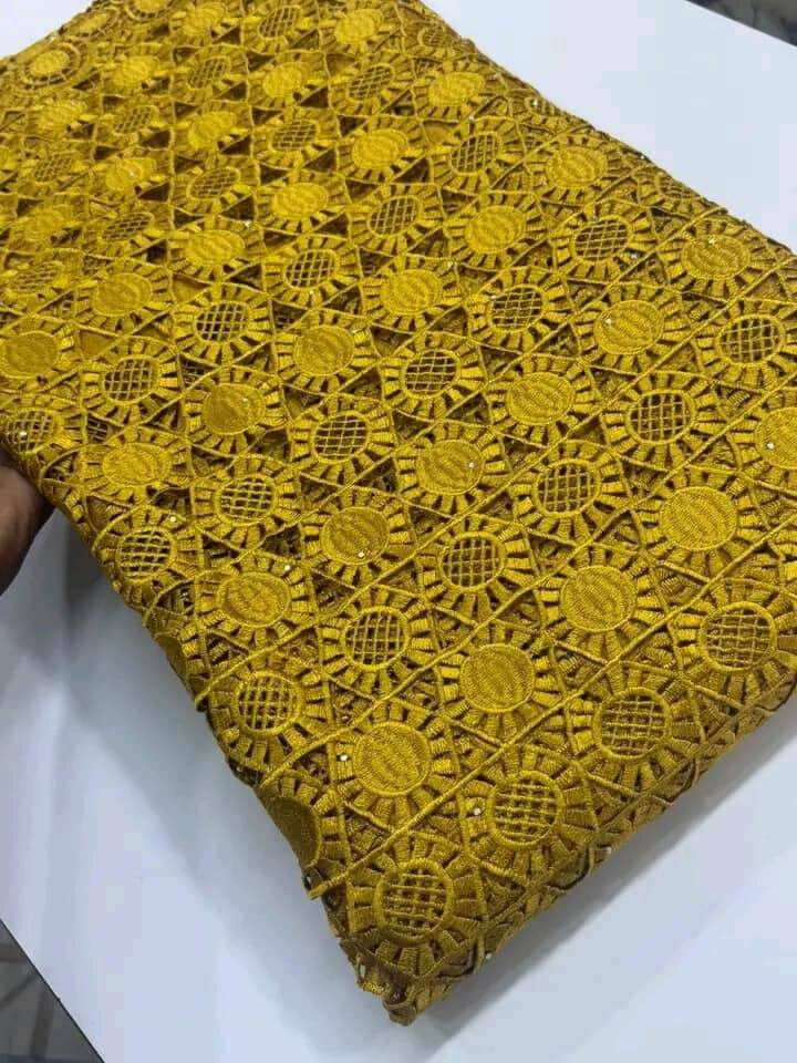 Tissu dentelle jaune éclatant