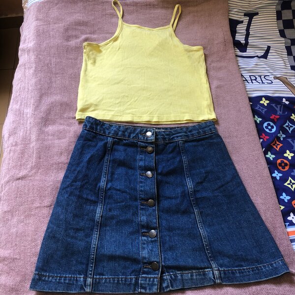 Ensemble été: top jaune et jupe en jean