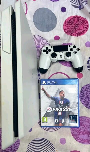 PS4 Blanc avec FIFA 23
