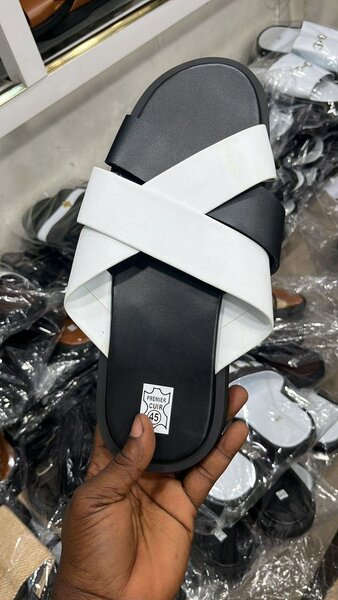 Sandales élégantes noires et blanches