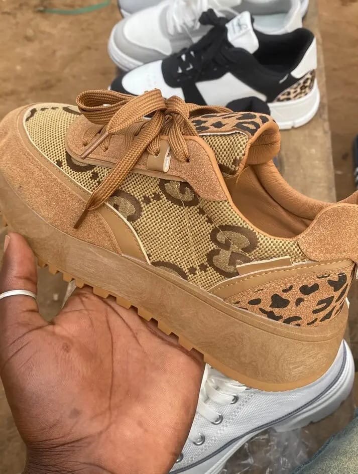 Chaussures compensées en cuir marron