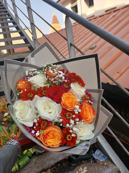 Bouquet de roses orange, rouges et blanches