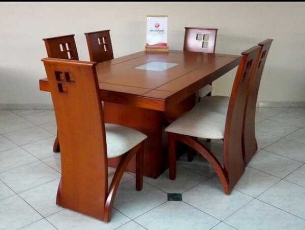 Table à manger en bois élégant