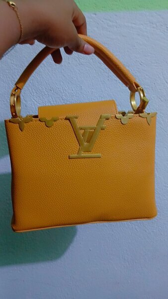 Sac à main élégant cuir jaune