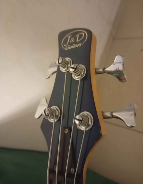 Guitare basse électrique 4 cordes