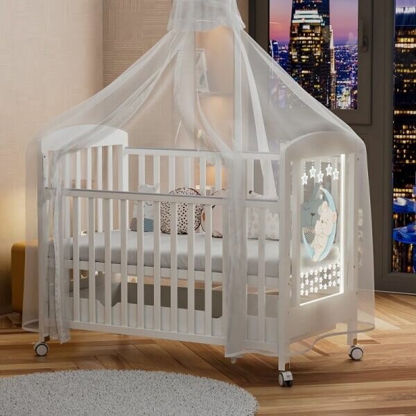 Lit bébé avec baldaquin élégant