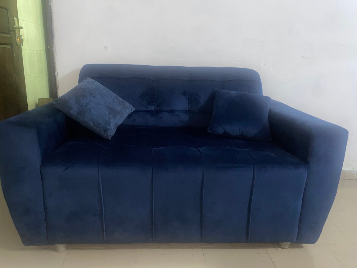 Canapé en velours bleu