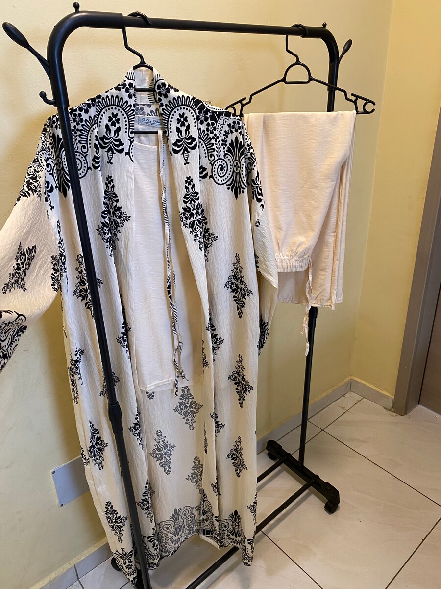 Ensemble féminin avec une abay