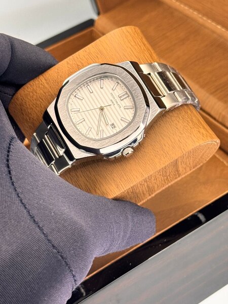 Montre de luxe en acier