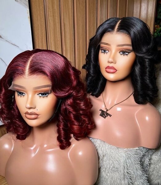 Perruques bouclées élégantes