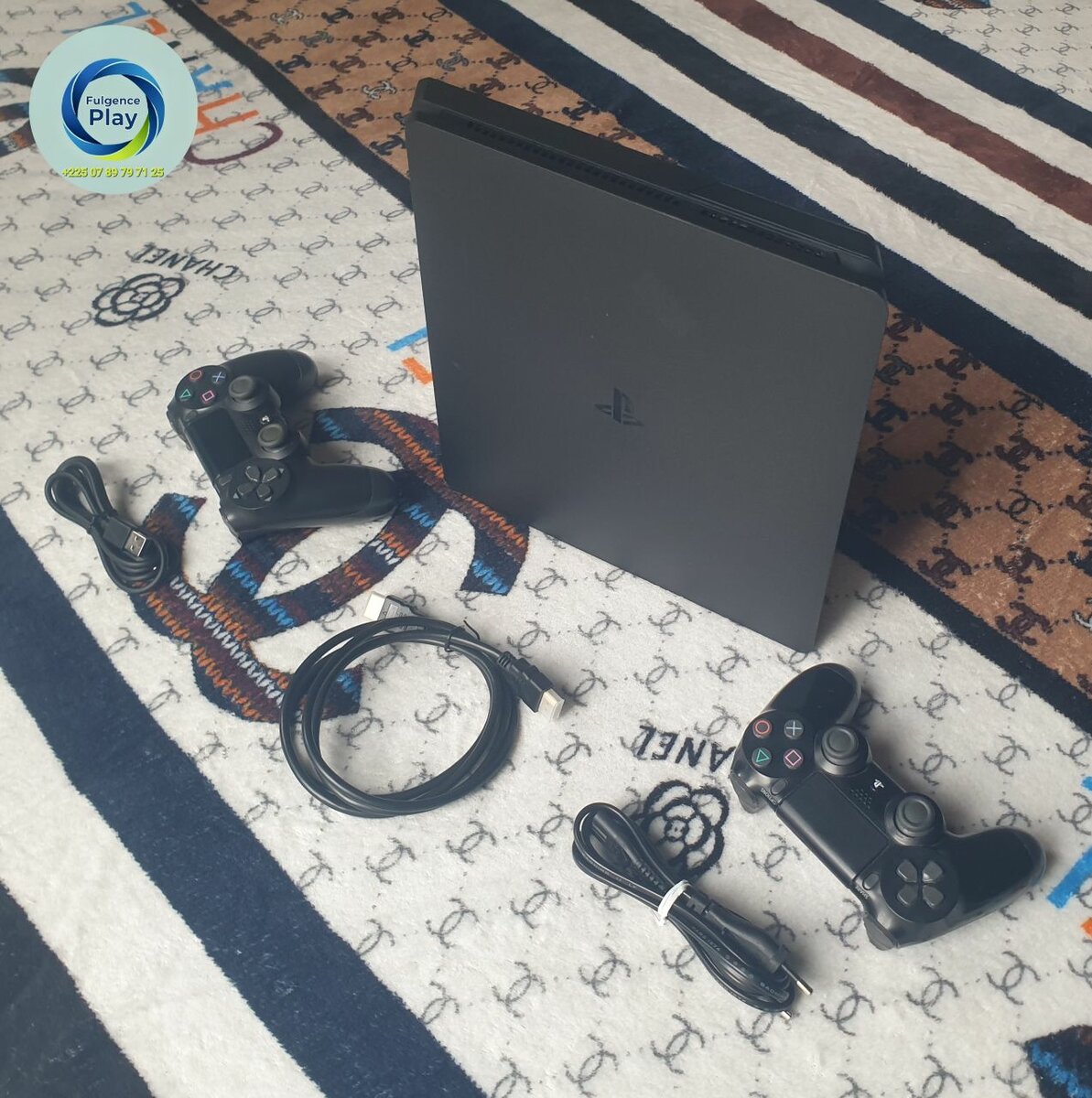 PlayStation 4 Slim 500 Go avec 2 manettes