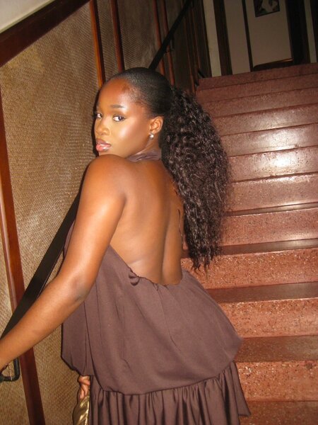 Robe dos nu élégante femme