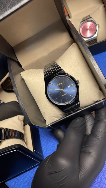 Montre noir cadran bleu nuit