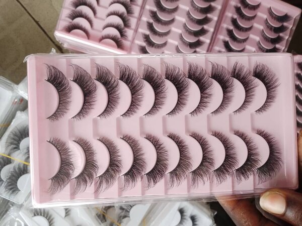 Faux cils volumineux