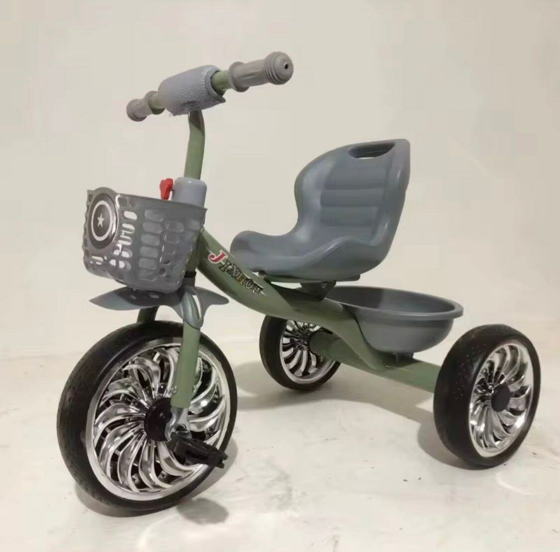 Tricycle enfant avec panier