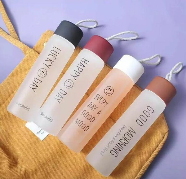 Bouteille d'eau en verre stylée