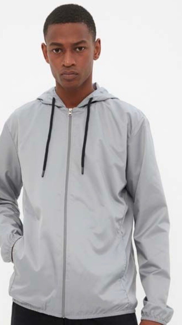 Veste coupe-vent grise à capuche