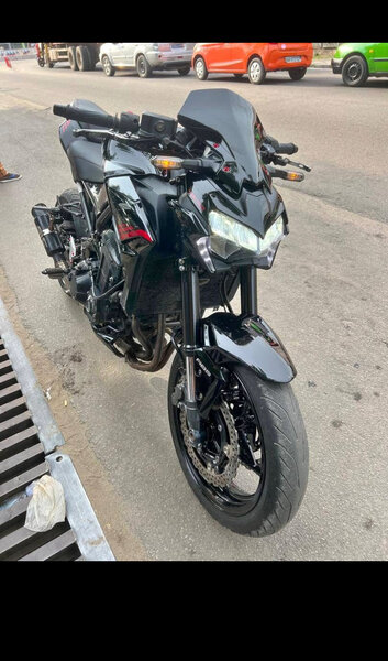 Moto sportive noire puissante