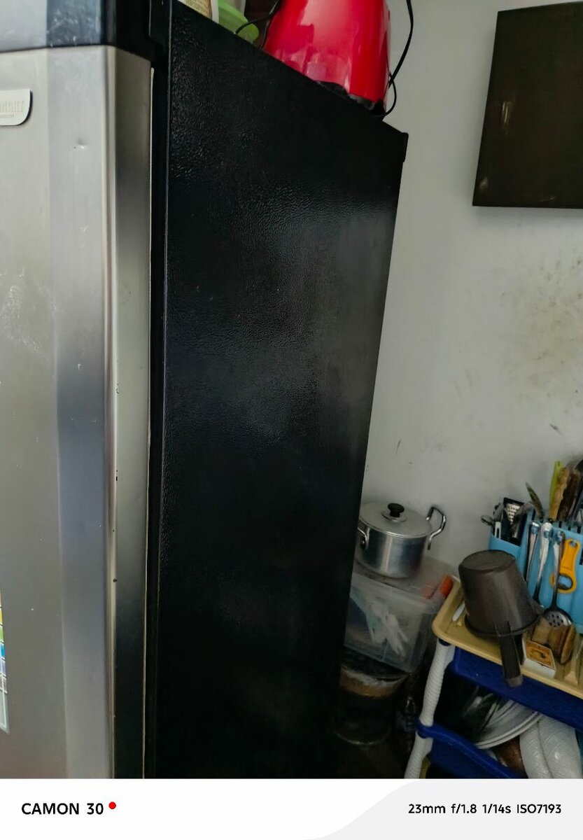 Congélateur vertical noir moderne