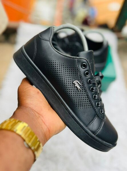 Chaussures sneakers noires Lacoste