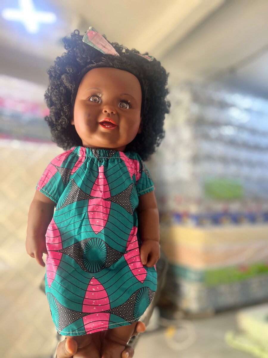Poupée Afro en Robe Colorée