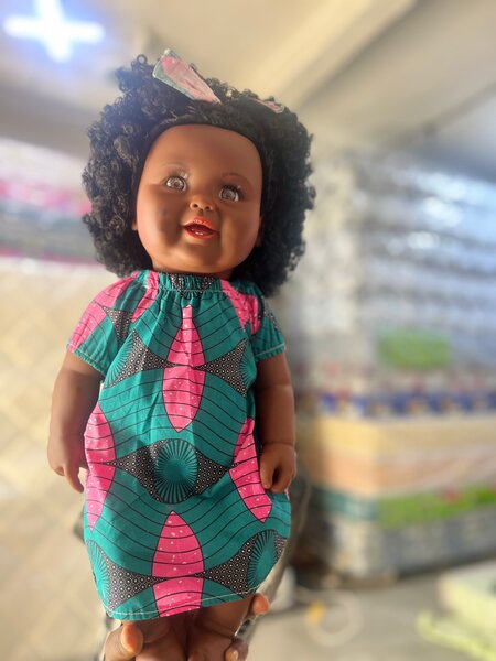 Poupée Afro en Robe Colorée