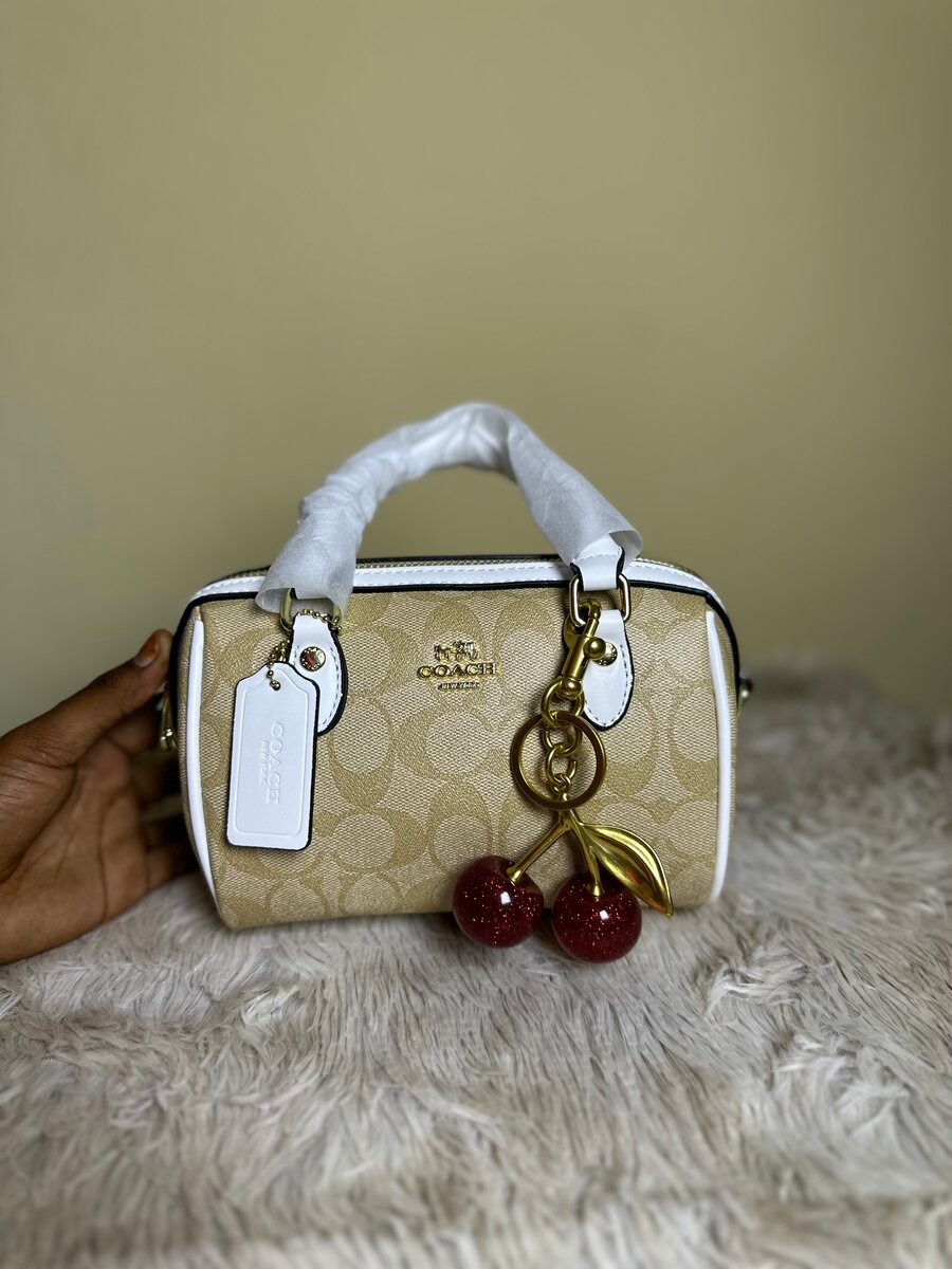 Sac à main élégant avec breloque