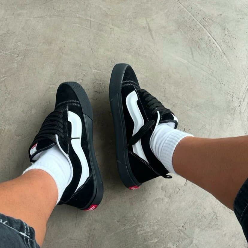 Baskets noires et blanches tendance