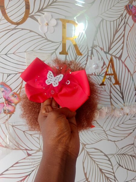 Chouchou afro avec nœud papillon