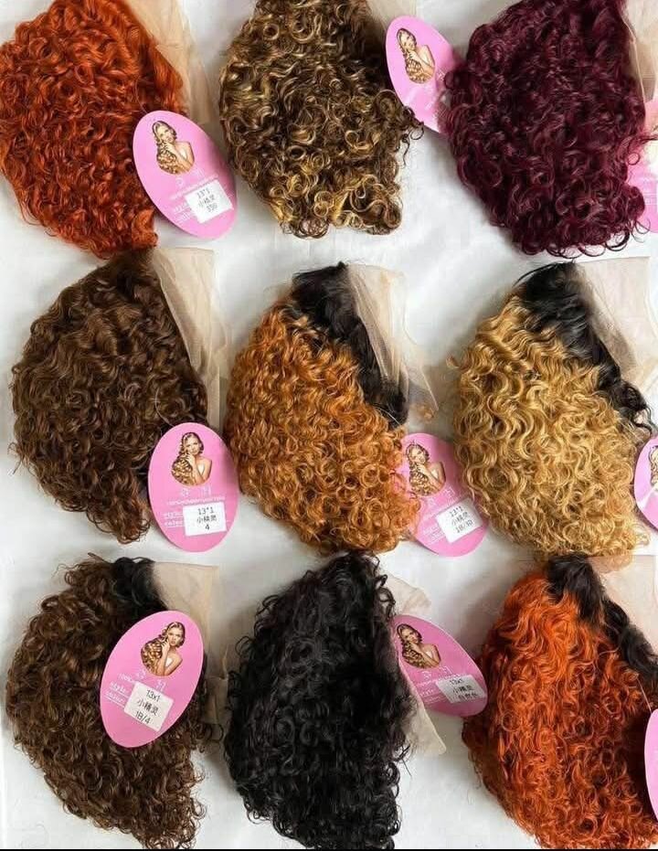 Perruque bouclée en dentelle