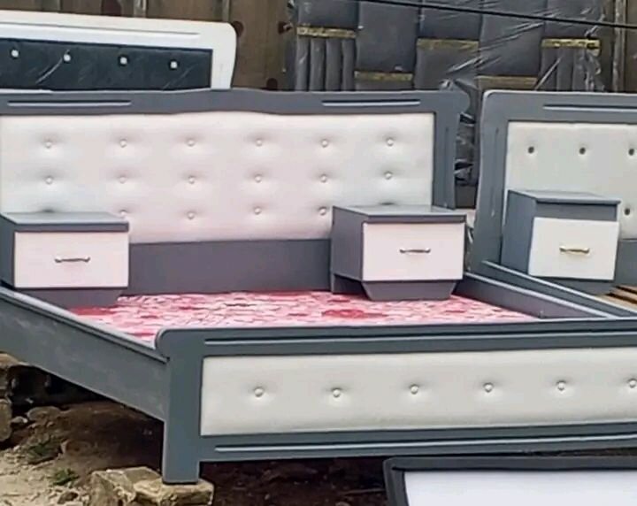 Lit double avec chevets intégrés