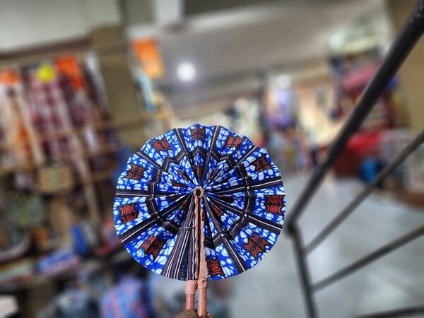 Éventails pliables colorés