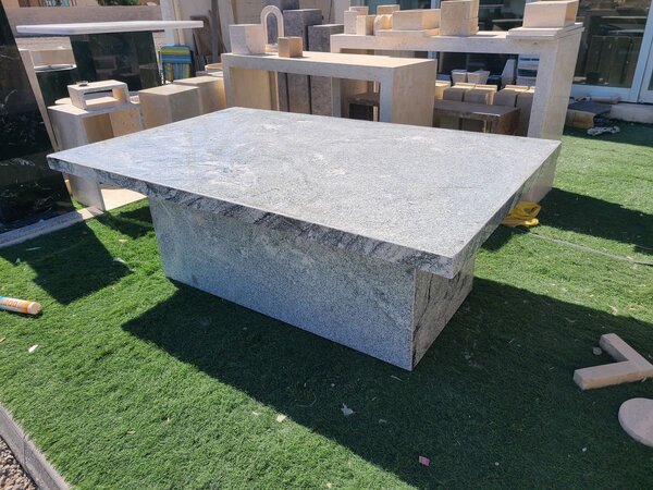 Table en pierre moderne