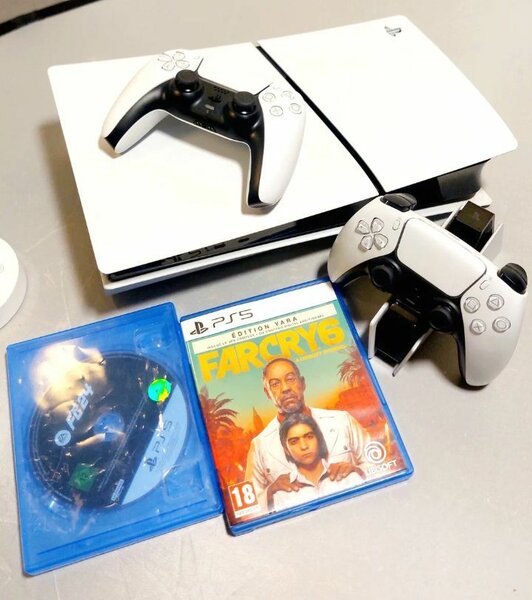 Console PS5 avec jeux et manettes