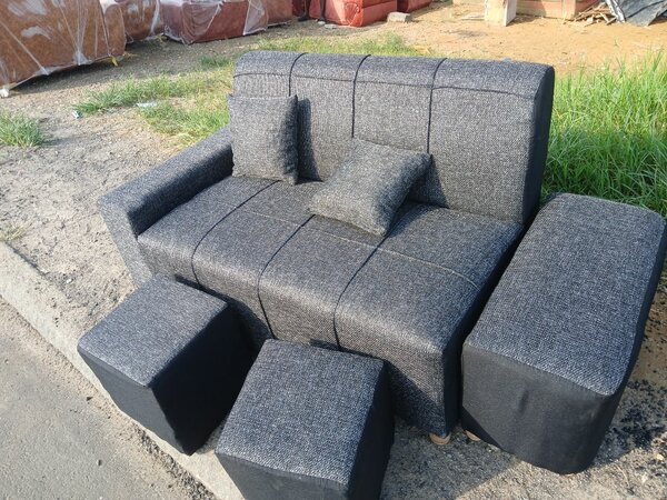 Canapé gris modulable avec poufs