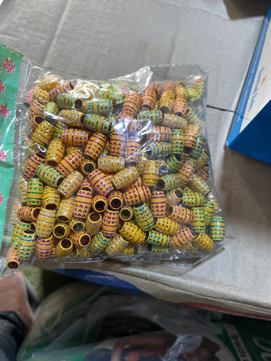 Perles colorées artisanales