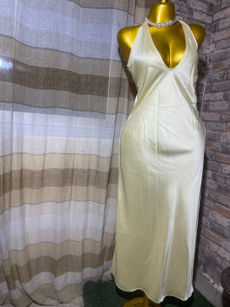 Robe dos nu élégante satin