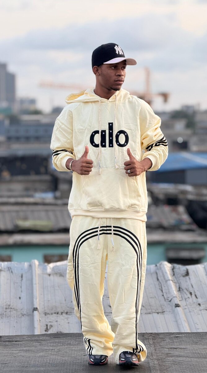 Ensemble sportif à capuche moderne