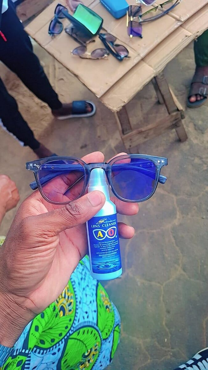 Lunettes de soleil avec nettoyant