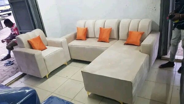 Canapé d'angle en tissu beige avec ottomane