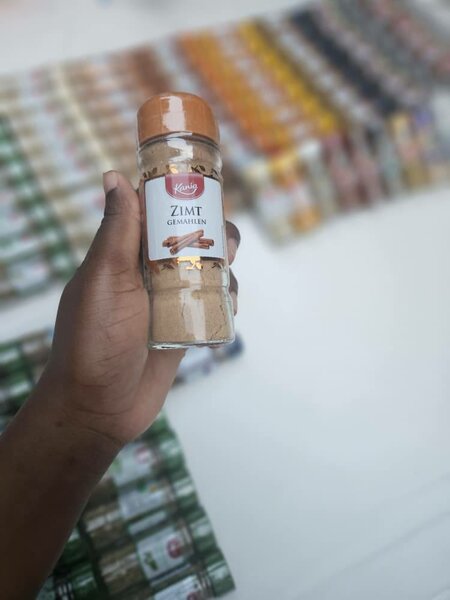 Épices Variées en Pots Pratiques