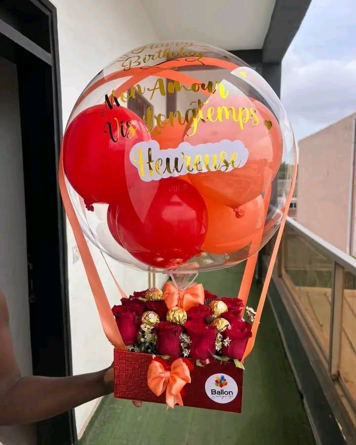 Ballon Cadeau avec Fleurs et Chocolats