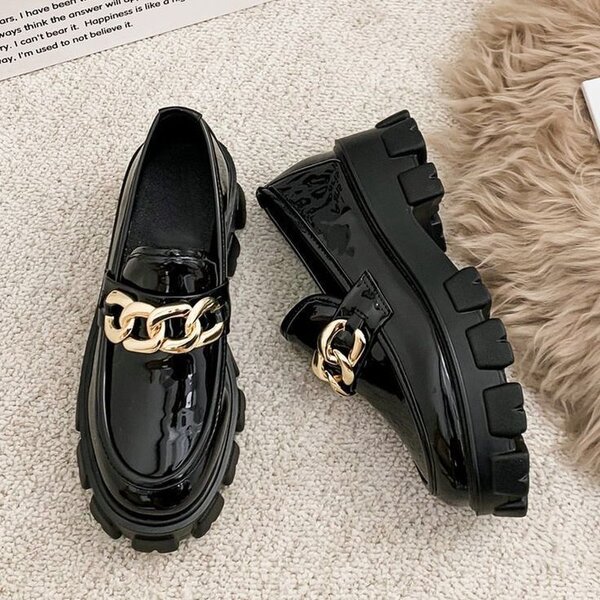 Mocassins vernis noirs élégants