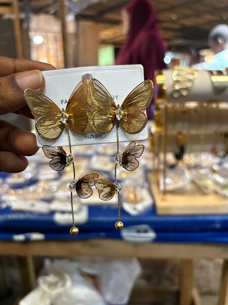 Boucles pendantes papillon dorées