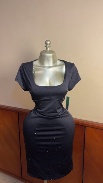 Robe noire élégante ajustée