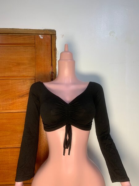 Top noir à manches longues